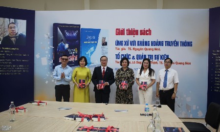 Các tác giả tặng sách cho các giảng viên. Ành: Chu Khôi.
