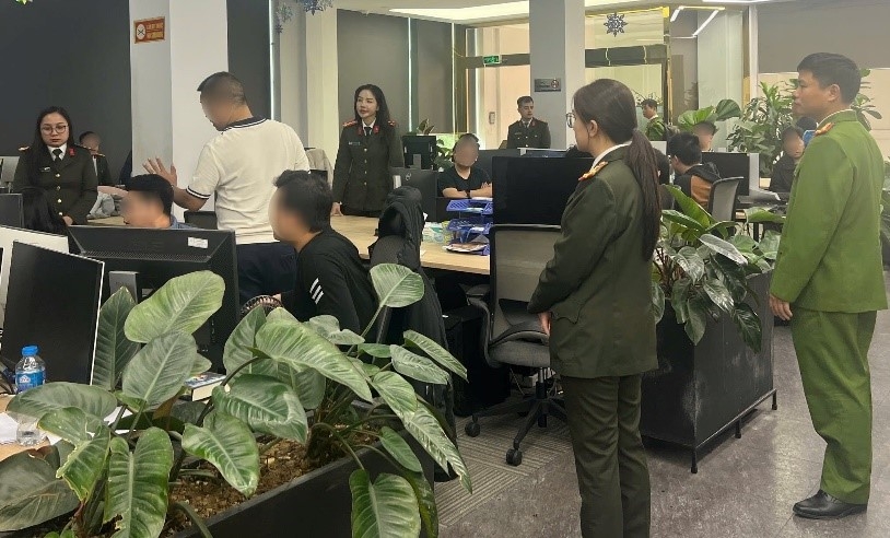 Công an thành phố khám xét địa điểm làm việc của các đối tượng.&nbsp;Ảnh: Cổng thông tin điện tử Bộ Công an.