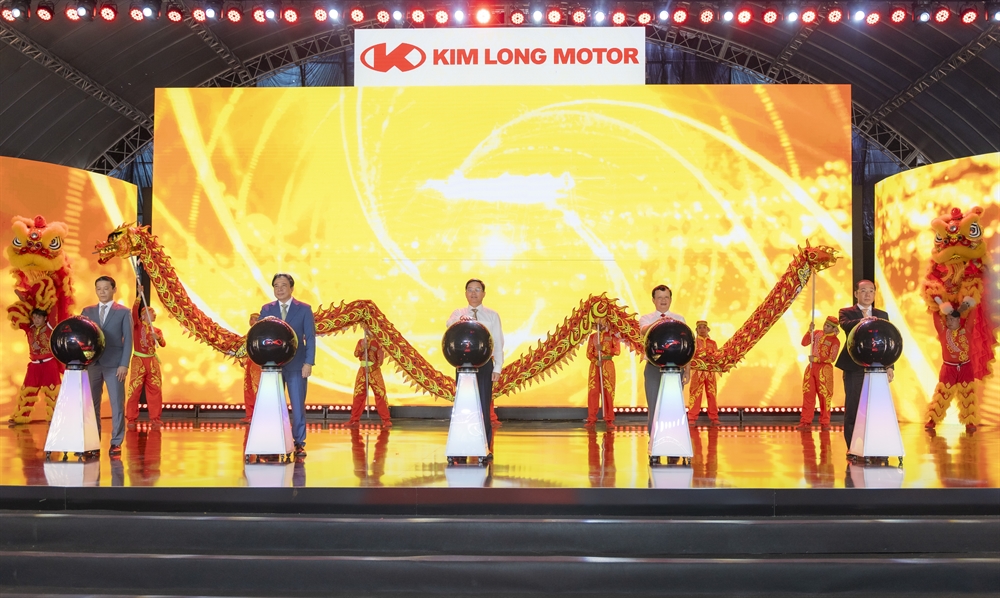 
Các đại biểu thực hiện nghi thức khánh thành Nhà máy sản xuất xe tải KIM LONG MOTOR Huế