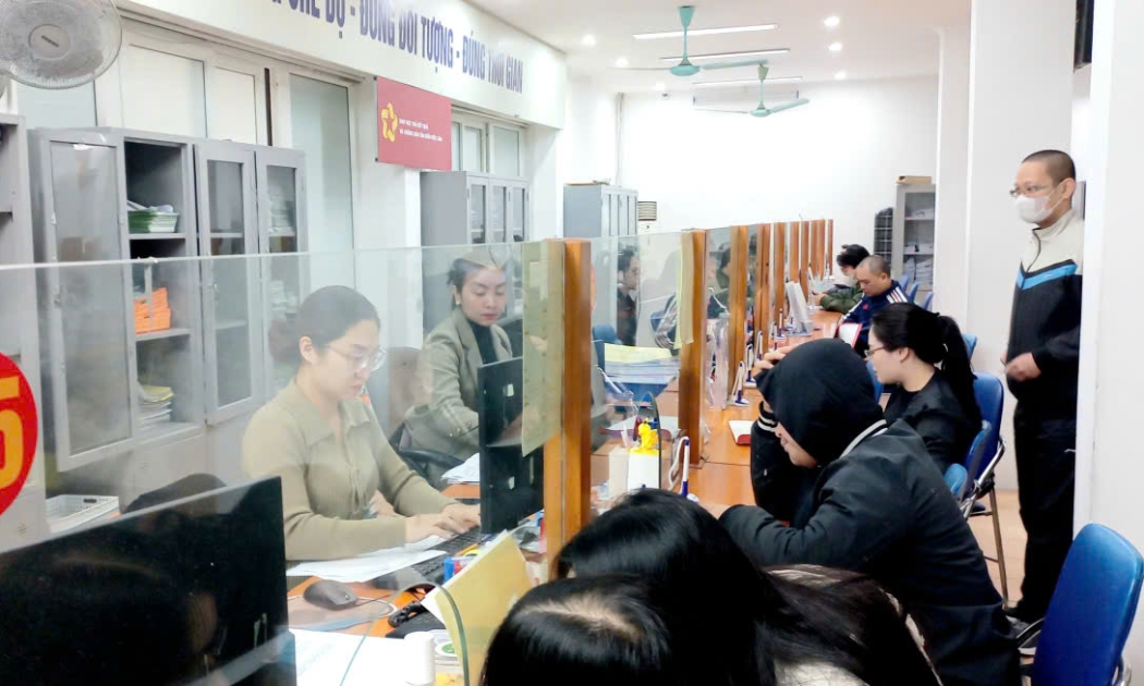 Người lao động làm thủ tục hưởng trợ cấp thất nghiệp tại Hà Nội. Ảnh: Thu Hằng.