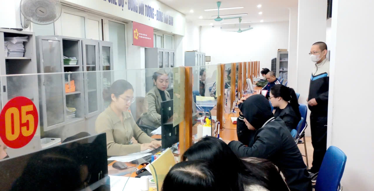 Người lao động làm thủ tục hưởng trợ cấp thất nghiệp tại Hà Nội. Ảnh: Thu Hằng.