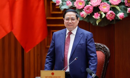 Thủ tướng: Phản ứng linh hoạt, kịp thời, tuyệt đối không để thiếu xăng dầu, năng lượng