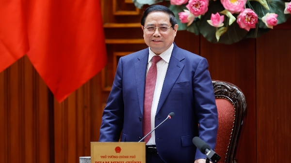 Thủ tướng: Phản ứng linh hoạt, kịp thời, tuyệt đối không để thiếu xăng dầu, năng lượng