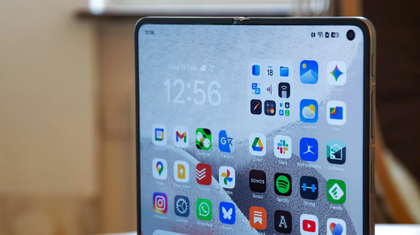 Hãng Trung Quốc tung điện thoại gập “không nếp gấp”, thách thức Samsung và Apple