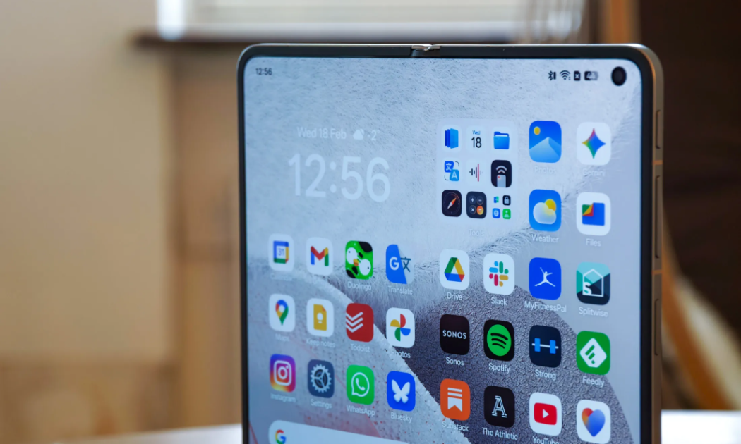 Hãng Trung Quốc tung điện thoại gập “không nếp gấp”, thách thức Samsung và Apple