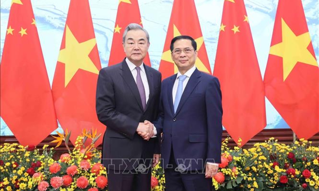 Phó Thủ tướng Bùi Thanh Sơn đón Bộ trưởng Ngoại giao Trung Quốc Vương Nghị. Ảnh: TTXVN
