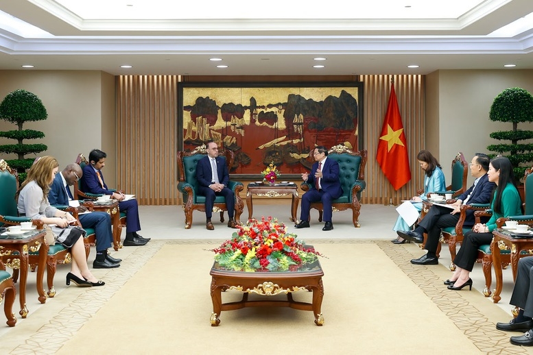 Thủ tướng đề nghị Đại sứ phối hợp chặt chẽ với phía Việt Nam khẩn trương triển khai các thỏa thuận trong cuộc điện đàm ngày 9/3 giữa Thủ tướng Phạm Minh Chính và Thủ tướng, Bộ trưởng Ngoại giao Qatar Sheikh Mohammed bin Abdulrahman bin Jasim Al-Thani, nhất là đảm bảo cung cấp khí LNG theo hợp đồng cho Việt Nam - Ảnh: VGP