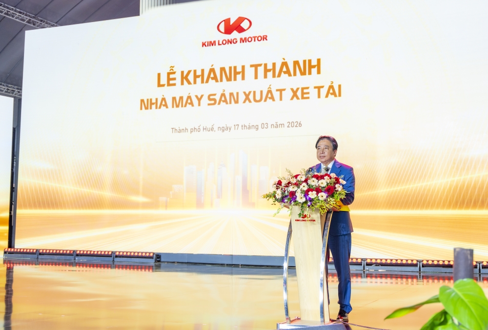 Lễ ký kết hợp đồng mua bán giữa KIM LONG MOTOR và các đối tác, đánh dấu bước khởi đầu cho hoạt động thương mại của các dòng xe mới.