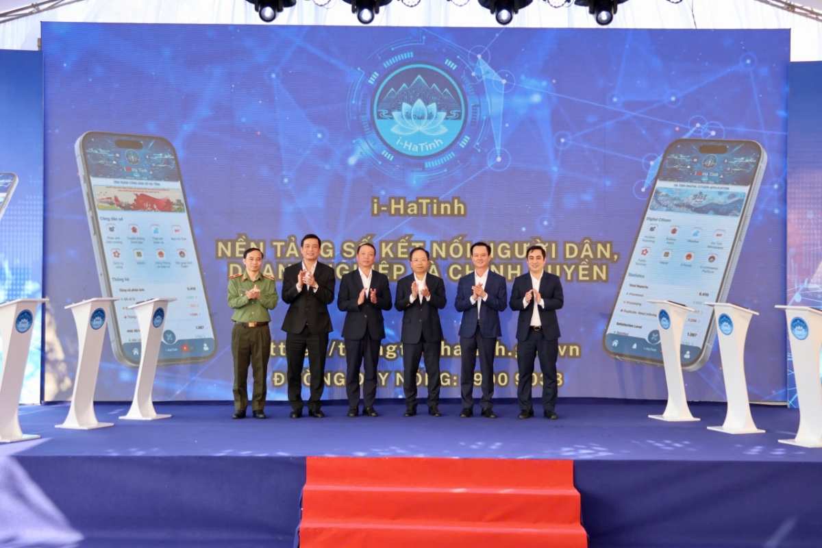 Lãnh đạo UBND tỉnh Hà Tĩnh thực hiện nghi thức bấm nút ra mắt ứng dụng iHaTinh.