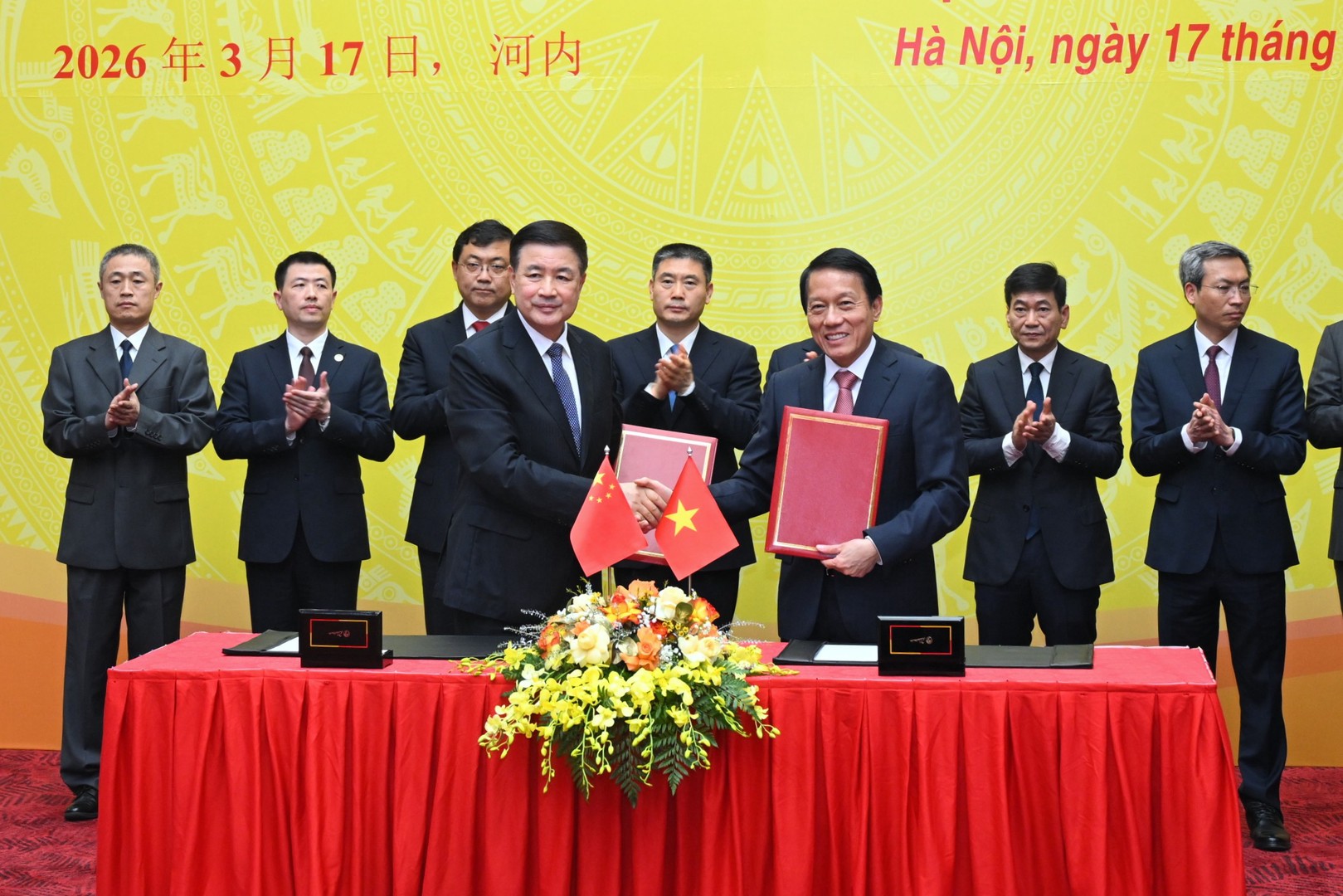 Bộ trưởng Lương Tam Quang và Bộ trưởng Vương Tiểu Hồng ký kết các văn kiện hợp tác.