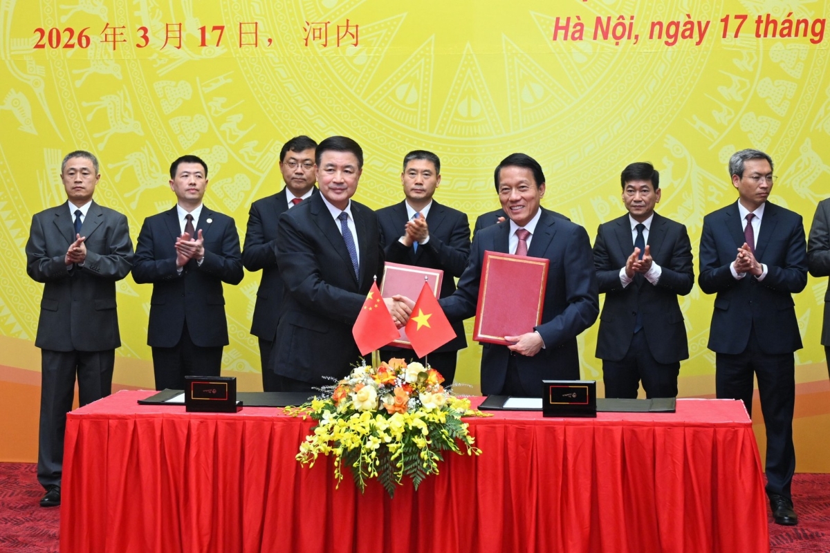 Bộ trưởng Lương Tam Quang và Bộ trưởng Vương Tiểu Hồng ký kết các văn kiện hợp tác.