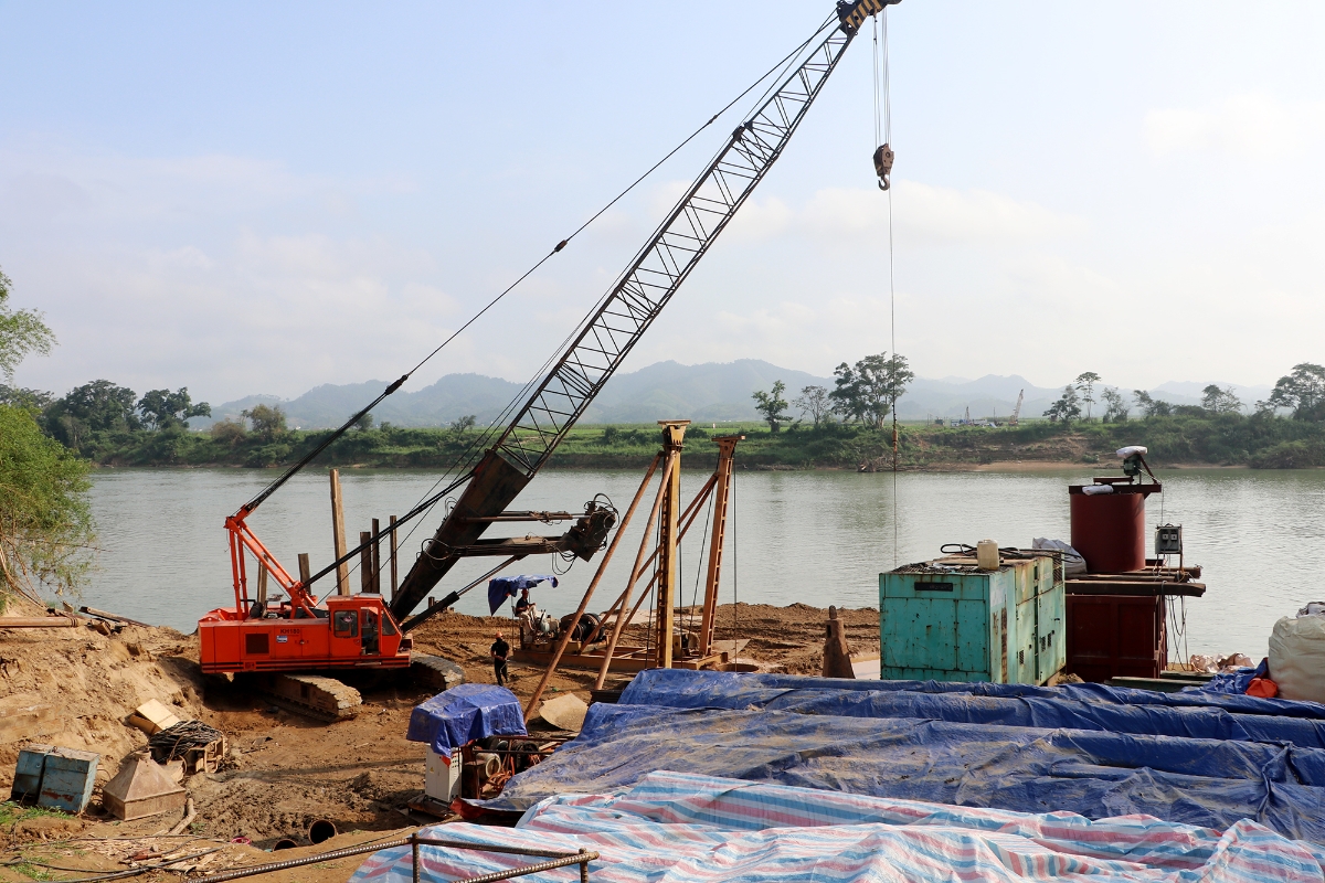 Công trường thi công cầu Đức Sơn