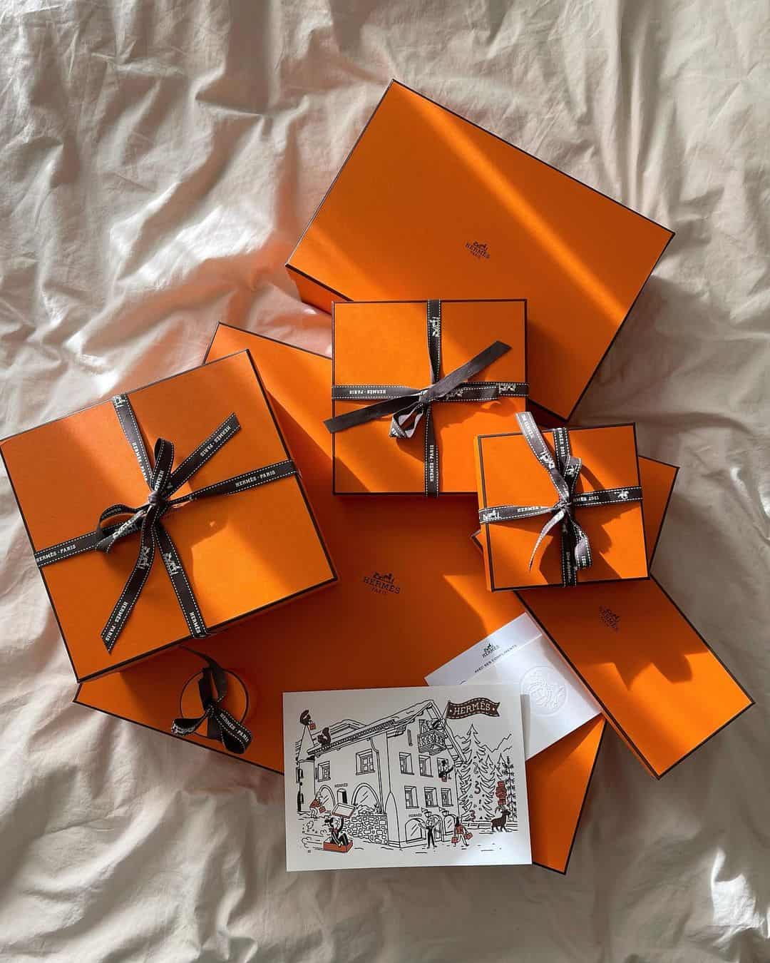 Hermès phủ nhận việc yêu cầu khách phải mua kèm sản phẩm khác là một chính sách chính thức.
