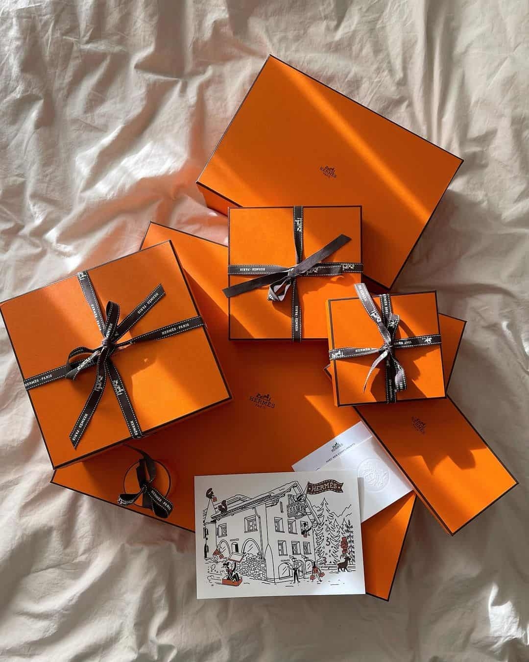 Hermès phủ nhận việc yêu cầu khách phải mua kèm sản phẩm khác là một chính sách chính thức.