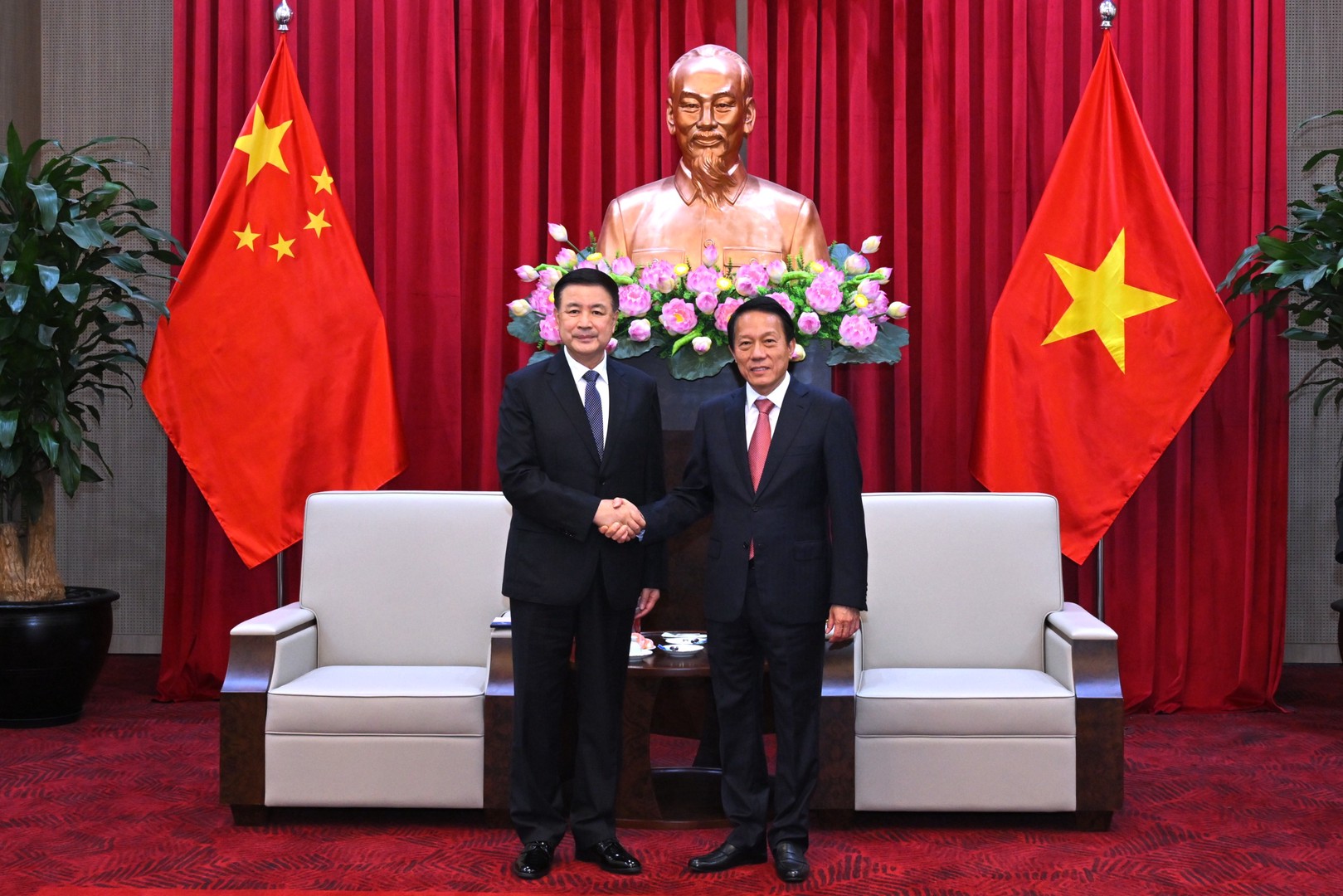 Bộ trưởng Lương Tam Quang và Bộ trưởng Vương Tiểu Hồng