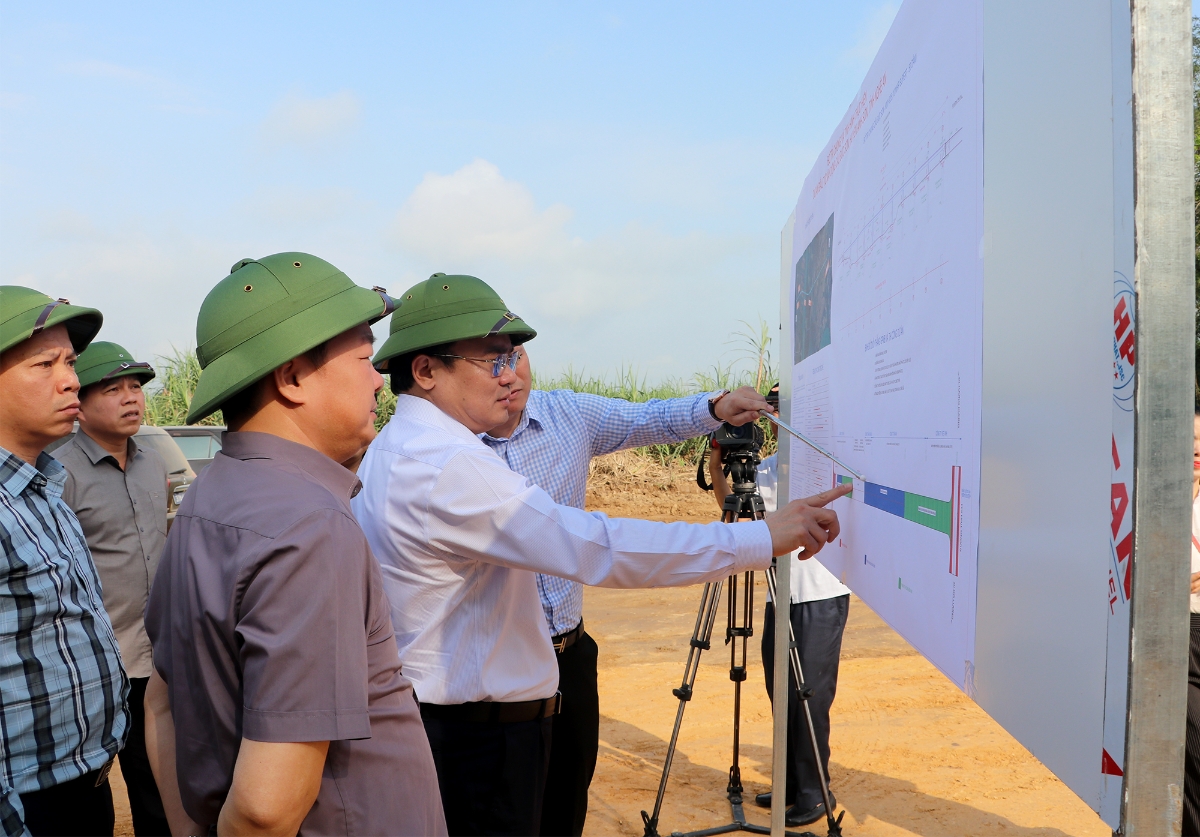 Phó Chủ tịch UBND tỉnh Nghệ An Phùng Thành Vinh kiểm tra thiết kế xây dựng cầu Đức Sơn. Tuyến thiết kế đạt quy mô đường cấp III đồng bằng, mặt đường rộng 7m. Dự án có tổng mức đầu tư 300 tỷ đồng