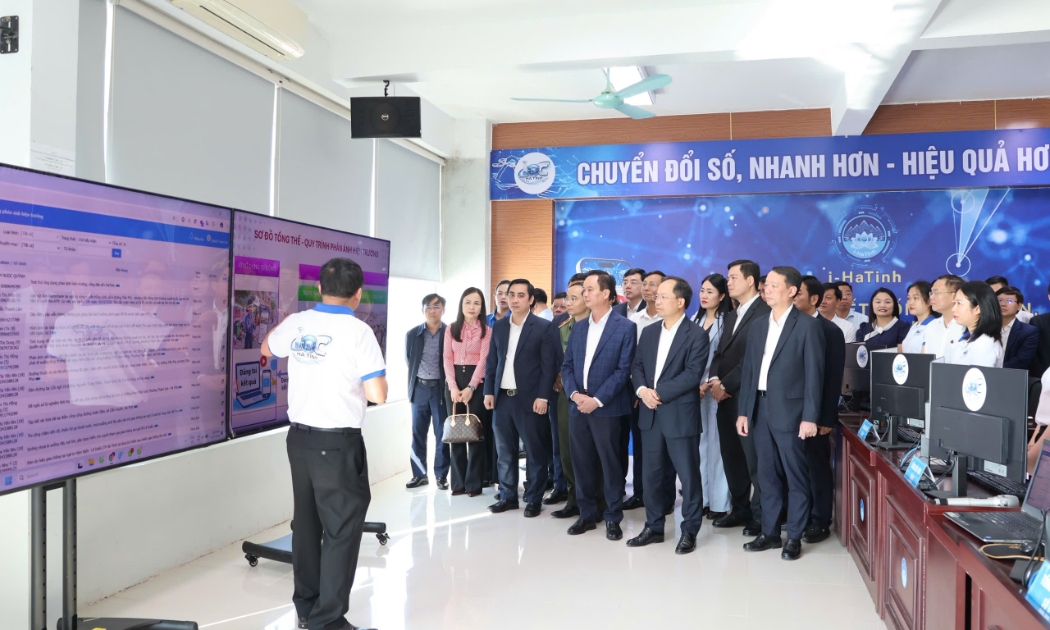 Đại diện Sở Khoa học và Công nghệ Hà Tĩnh giới thiệu tính năng của ứng dụng iHaTinh.