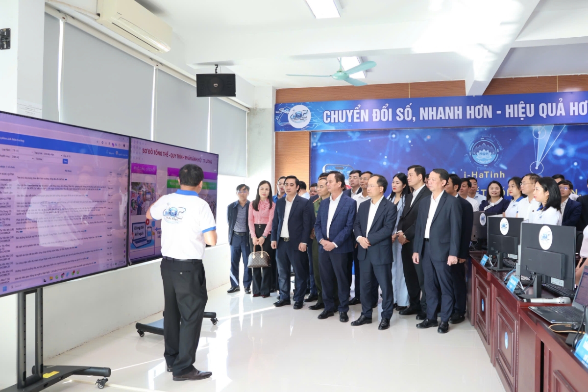 Đại diện Sở Khoa học và Công nghệ Hà Tĩnh giới thiệu tính năng của ứng dụng iHaTinh.