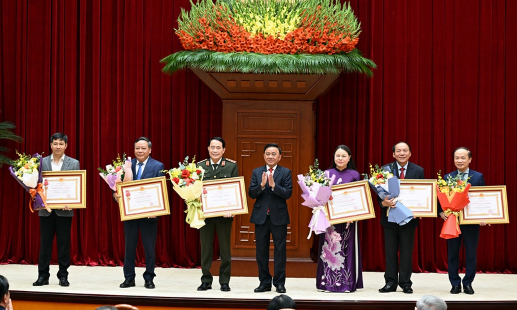 Thường trực Ban Bí thư Trần Cẩm Tú trao Huân chương Lao động hạng Nhất tặng các đơn vị có thành tích xuất sắc trong công tác tham mưu, tổ chức, phục vụ Đại hội XIV của Đảng. Ảnh: Duy Linh