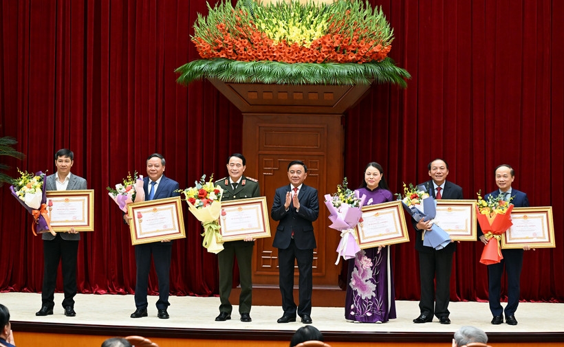 Thường trực Ban Bí thư Trần Cẩm Tú trao Huân chương Lao động hạng Nhất tặng các đơn vị có thành tích xuất sắc trong công tác tham mưu, tổ chức, phục vụ Đại hội XIV của Đảng. Ảnh: Duy Linh