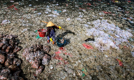 80% rác thải nhựa đại dương có nguồn gốc từ đất liền. Ảnh: UNDP