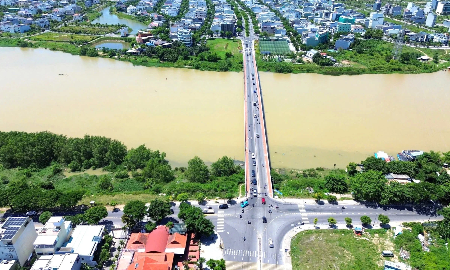 Cụm nút giao Lê Thanh Nghị – Cách Mạng Tháng Tám – Thăng Long – đường dẫn lên cầu Hòa Xuân.