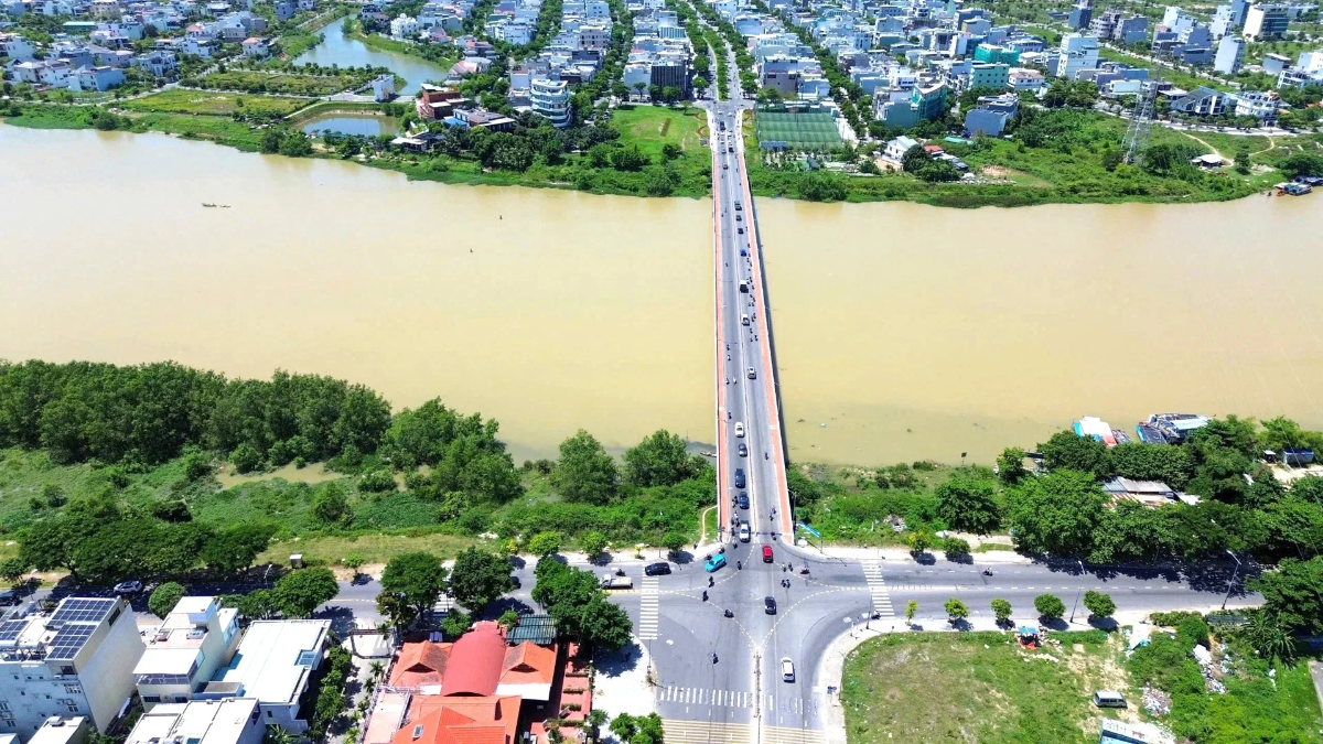 Cụm nút giao Lê Thanh Nghị – Cách Mạng Tháng Tám – Thăng Long – đường dẫn lên cầu Hòa Xuân.