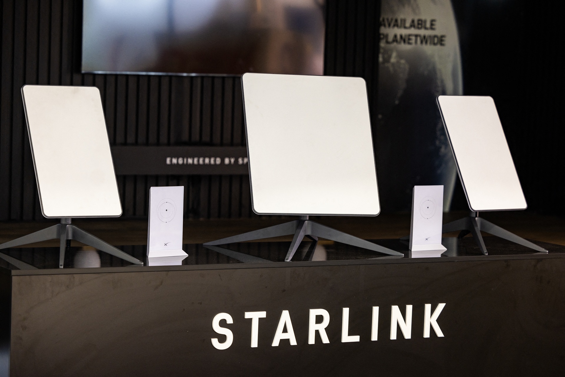 Starlink (thuộc SpaceX) đã được cấp phép thí điểm cung cấp dịch vụ internet vệ tinh tại Việt Nam trong thời hạn 5 năm, với quy mô tối đa 600.000 thuê bao ở giai đoạn đầu