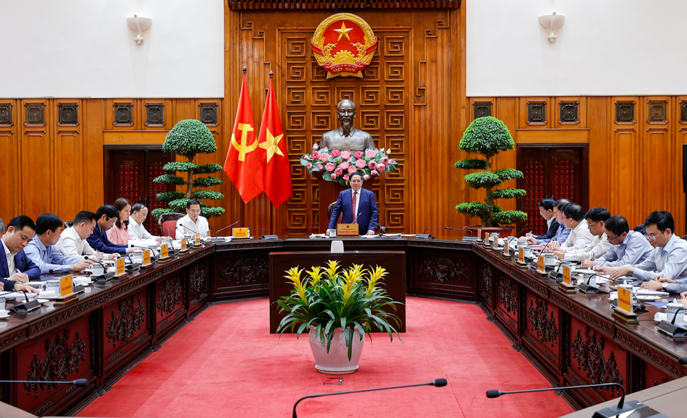 Thủ tướng Chính phủ Phạm Minh Chính làm việc với Tổ công tác về an ninh năng lượng vào chiều 17/3/2026. Ảnh: VGP.