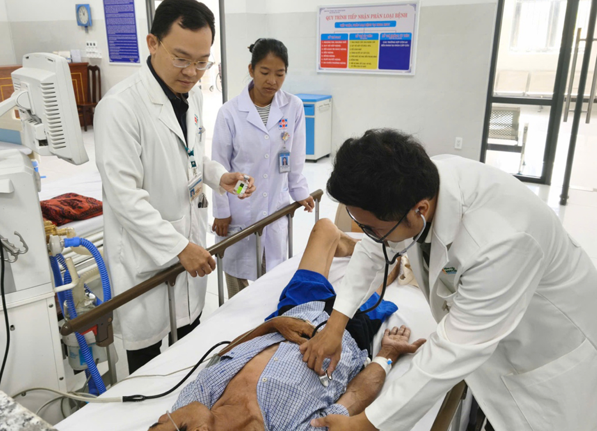 Các bác sĩ cấp cứu cho du khách đột quỵ.