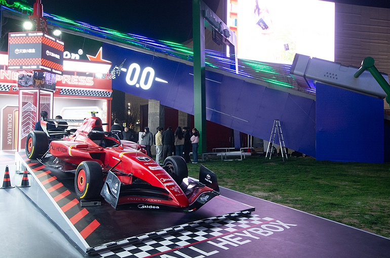 Vô số các&nbsp;logo thương hiệu xuất hiện trên đường đua.