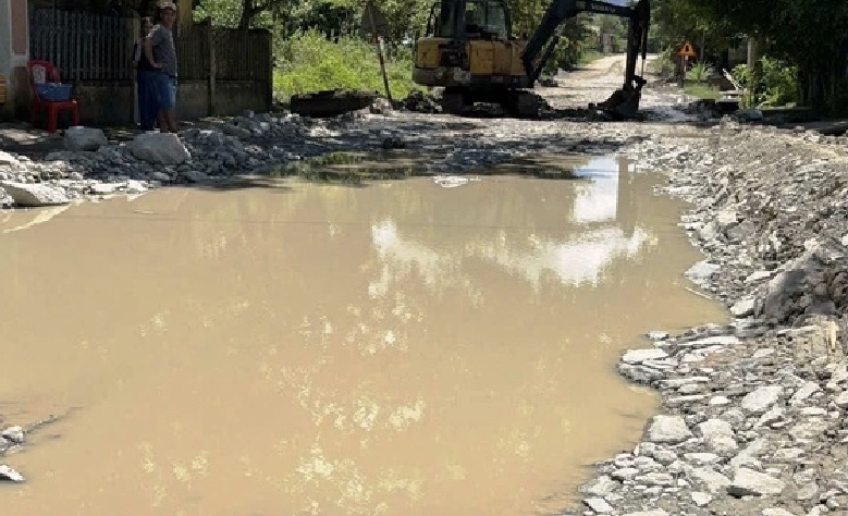 Mùa mưa,Quốc lộ 14D như một hồ nước.