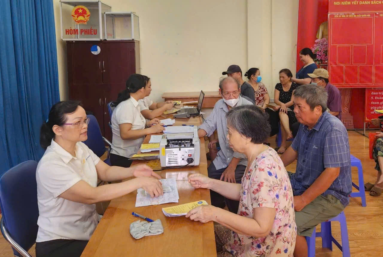 Người hưởng nhận chi trả chế độ trợ cấp. Ảnh: T.H. 