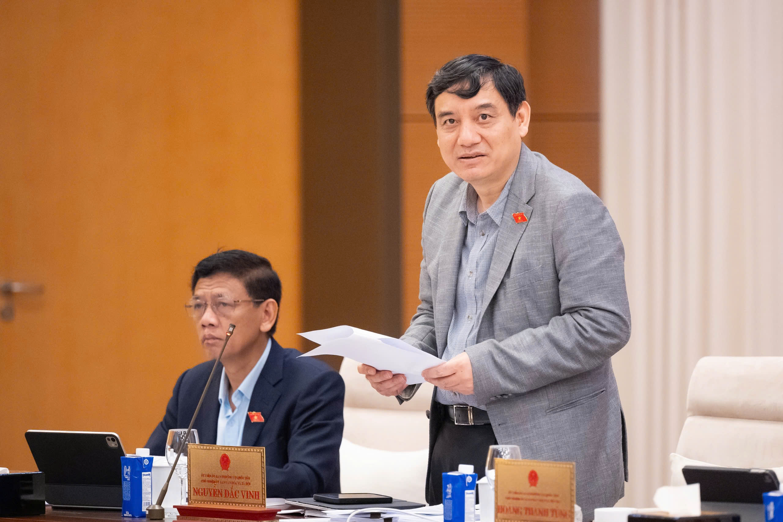 Chủ nhiệm Ủy ban Văn hóa và Xã hội của Quốc hội Nguyễn Đắc Vinh trình bày tóm tắt báo cáo thẩm tra sơ bộ dự án Luật sửa đổi, bổ sung một số điều của Luật Thi đua, khen thưởng. Ảnh: Quốc hội.