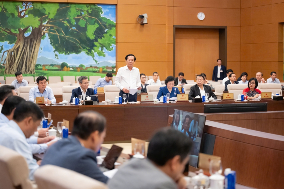 Bộ trưởng Bộ Nội vụ Đỗ Thanh Bình Trình bày tờ trình dự án Luật sửa đổi, bổ sung một số điều của Luật Thi đua, khen thưởng. Ảnh: Quốc hội.