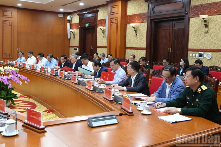 Các đồng chí lãnh đạo và các đại biểu tham dự cuộc họp. Ảnh: Nhân Dân