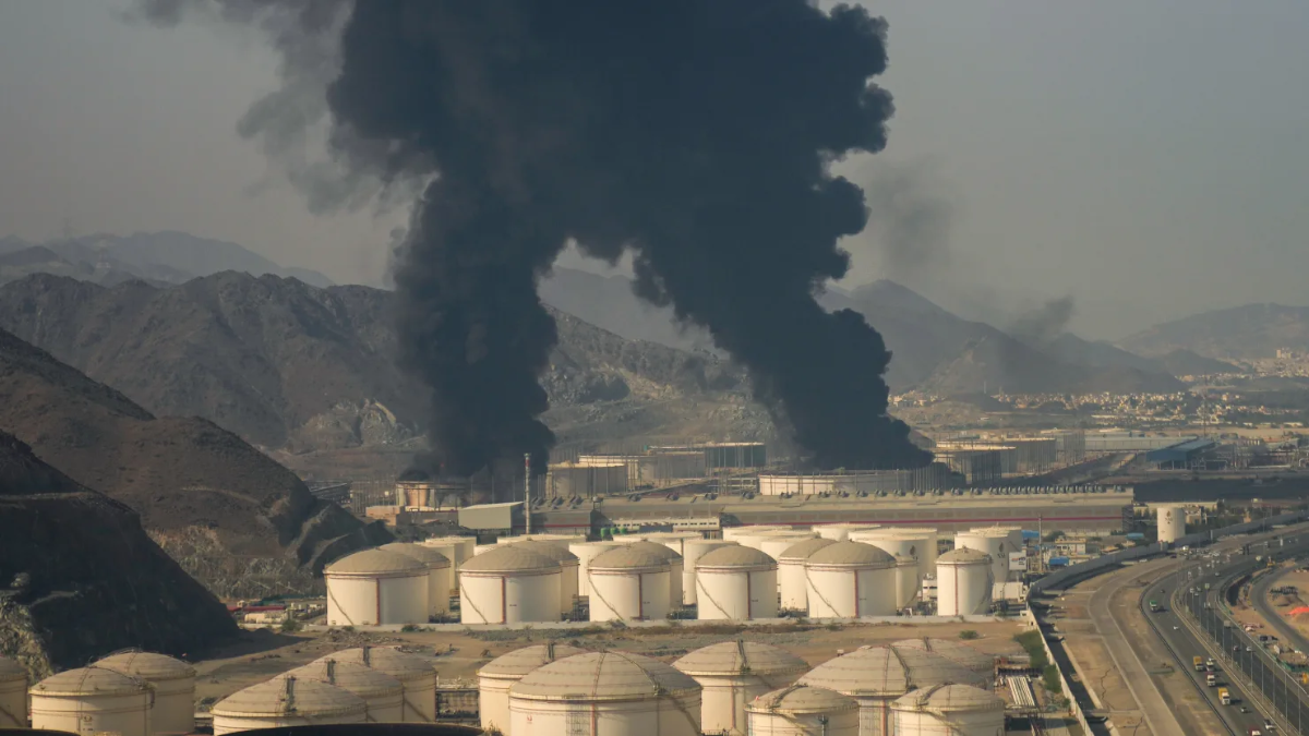 Khói và lửa bốc lên từ một cơ sở dầu khí ở Fujairah, UAE ngày 14/3/2026 - Ảnh: AP/CNBC.