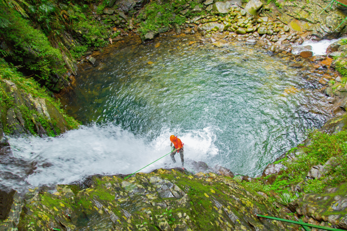 Tour thám hiểm thác Đỗ Quyên ở Vườn quốc gia Bạch Mã.