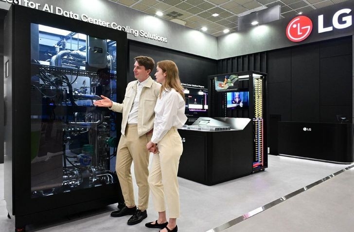 Thiết bị phân phối chất làm mát (CDU) của LG Electronics trưng bày. Ảnh: LG Group