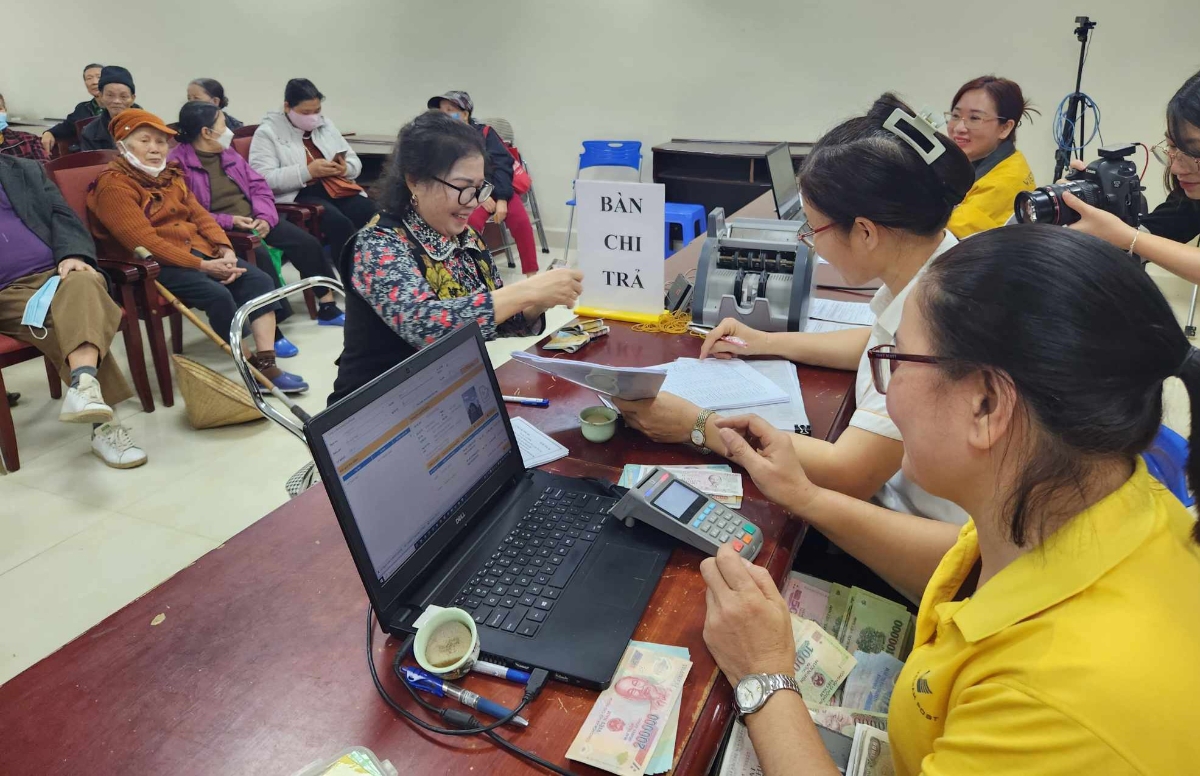 Người hưởng nhận chi trả lương hưu. Ảnh: T.H.