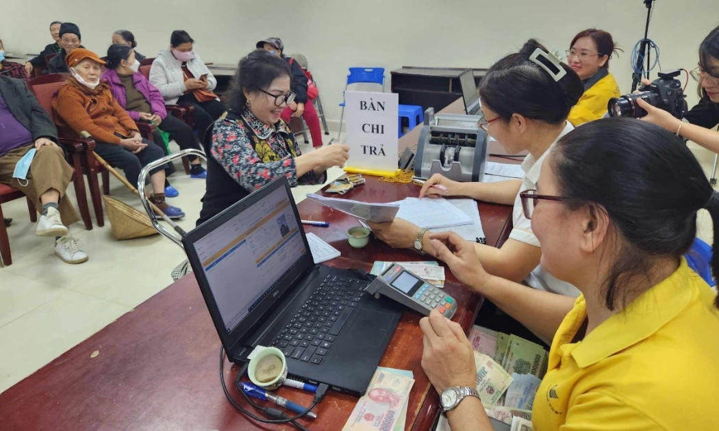 Người hưởng nhận chi trả lương hưu. Ảnh: T.H.