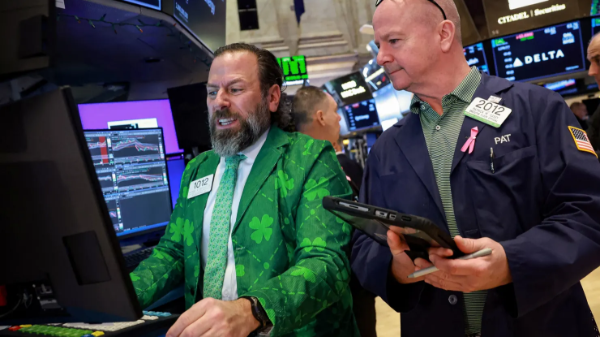 Chứng khoán Mỹ giữ đà hồi phục dù giá dầu leo thang trở lại