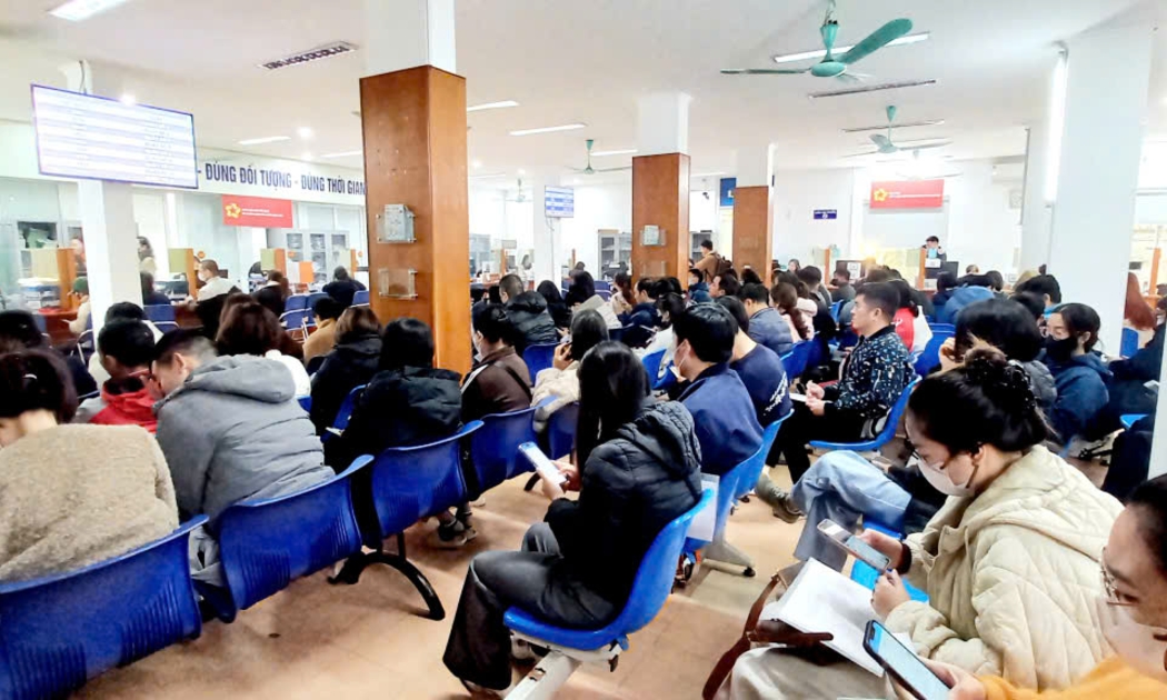 Người lao động chờ làm thủ tục hưởng bảo hiểm thất nghiệp. Ảnh: Nhật Dương.