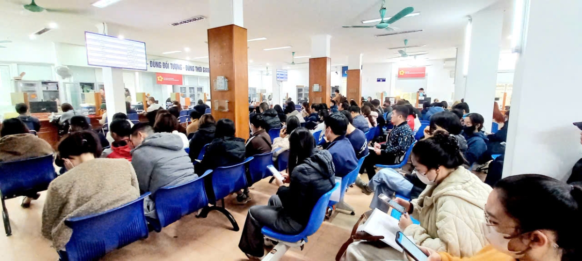 Người lao động chờ làm thủ tục hưởng bảo hiểm thất nghiệp. Ảnh: Nhật Dương.