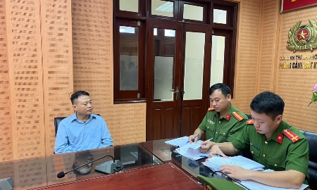 Cơ quan công an làm việc với Nguyễn Hòa Bình. Ảnh: Cổng thông tin điện tử Công an TP Hà Nội.
