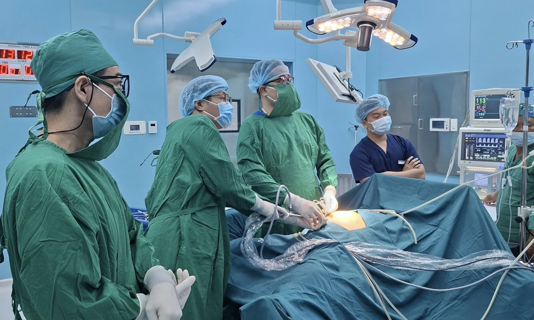 Các bác sĩ Bệnh viện Hùng Vương thực hiện ca phẫu thuật cho bệnh nhân ngay tại Côn Đảo. 