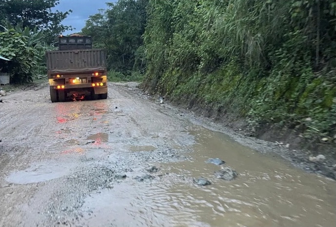 Quốc lộ 14D bị xe tải cày nát.