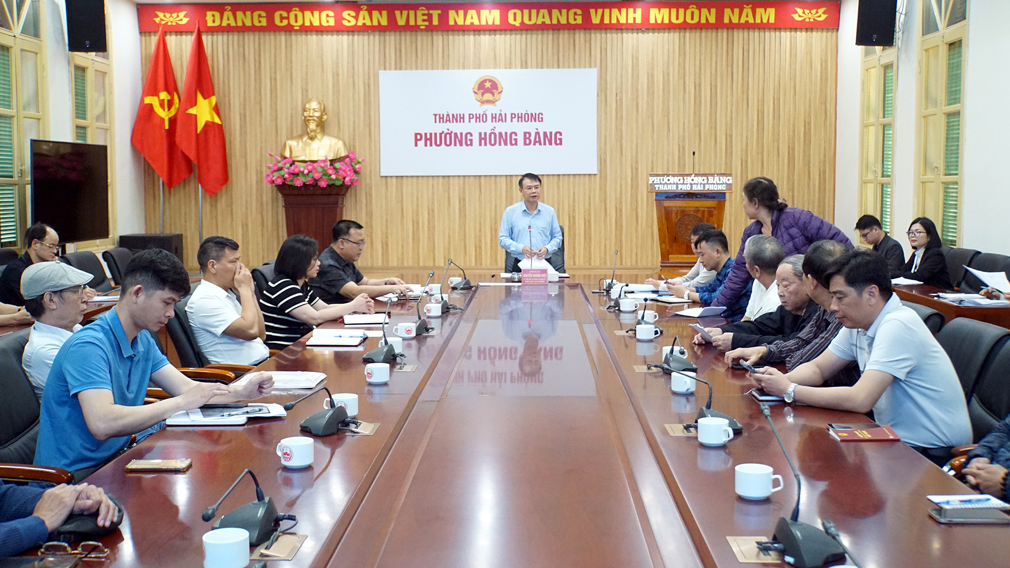 Ông Nguyễn Hoàng Việt, Phó Chủ tịch UBND phường Hồng Bàng vận động các hộ dân thực hiện bàn giao nhà đất công sản theo Kế hoạch số 09/KH-UBND của UBND TP. Hải Phòng.