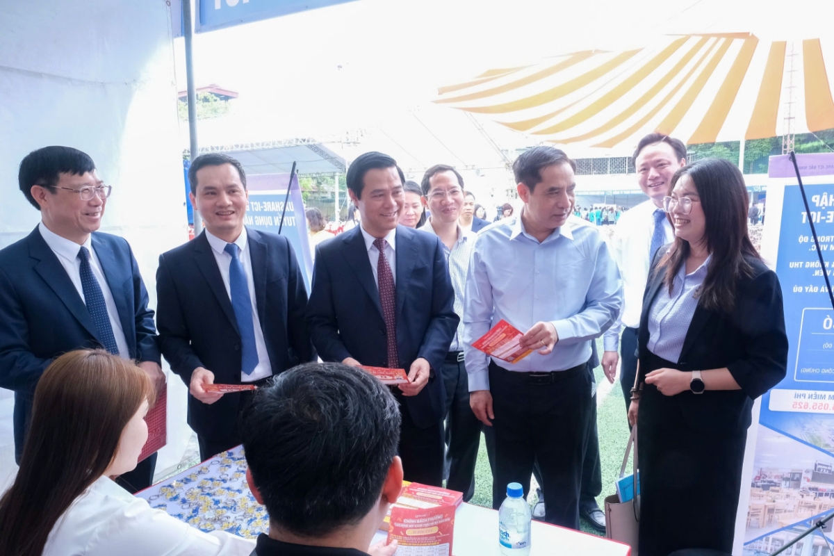 Lãnh đạo tỉnh Bắc Ninh và Cục Việc làm (Bộ Nội vụ) trao đổi với các doanh nghiệp. Ảnh: Văn Quân.