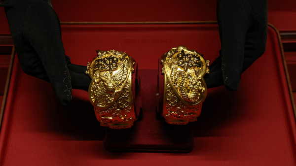 Vàng chững giá trước cuộc họp Fed, SPDR Gold Trust tiếp tục xả hàng